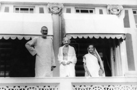 Foto de Khan Abdul Gaffar Khan; Mahatma Gandhi y Kasturba Gandhi de pie en un balcón; Mumbai; 1940; India - Imagen libre de derechos