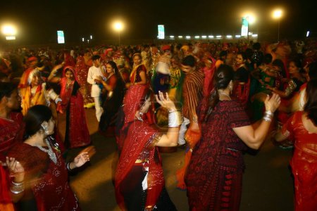 Foto de Garba, La danza folclórica tradicional de Gujarat, Ahmedabad, Gujarat, India - Imagen libre de derechos