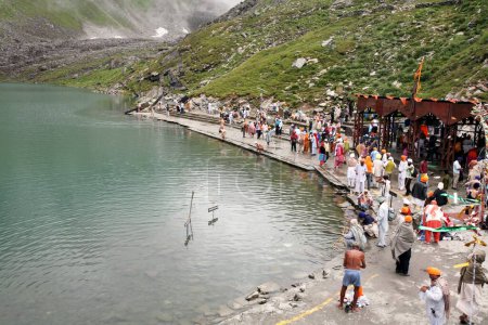 Téléchargez les photos : Le lac Hemkund au sanctuaire sikhs Shri Hemkund Sahib situé à 4,320 mètres de haut au ghat de Govind qui est la porte d'entrée de la vallée de Bhvundar ou Lakshman Ganga, Uttaranchal, Inde - en image libre de droit