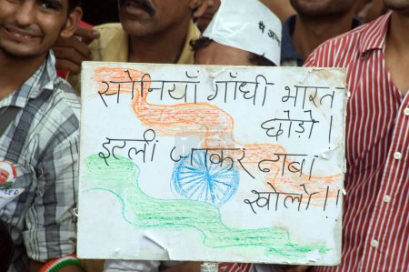 Téléchargez les photos : Anna Hazare Supporters avec affiche à ramlila maidan delhi Inde Asie - en image libre de droit