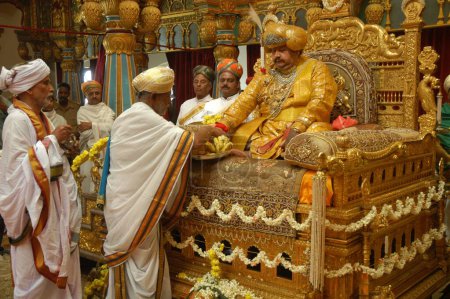 Téléchargez les photos : Le roi de Mysore participe à la célébration du festival Dussera dusera à Mysore, Karnataka, Inde - en image libre de droit