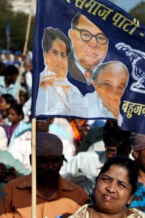 Téléchargez les photos : Soutien du parti Bahujan Samaj BSP tenant le drapeau dans le rassemblement de campagne électorale parlementaire, Bombay Mumbai, Maharashtra, Inde - en image libre de droit