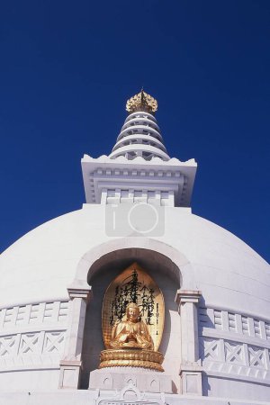 Téléchargez les photos : Statue dorée du Seigneur Bouddha sur stupa, Rajgir, Bihar, Inde, Asie - en image libre de droit