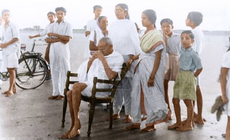 Foto de Mahatma Gandhi sentada en una silla en Juhu Beach, Mumbai, Maharashtra, India, Asia, mayo 1944 - Imagen libre de derechos