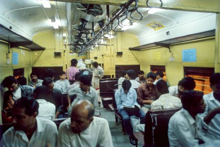 Téléchargez les photos : Personnes à Mumbai train local - en image libre de droit