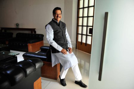 Téléchargez les photos : Ministre en chef Prithviraj Chavan à l'intérieur de la maison - en image libre de droit
