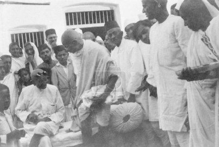 Foto de Mahatma Gandhi conociendo a su primo Kushalchand Gandhi en Rajkot, 1936. India - Imagen libre de derechos