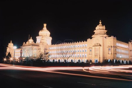 Bâtiment lumineux Vidhana Soudha la nuit, Bangalore, Karnataka, Inde, Asie