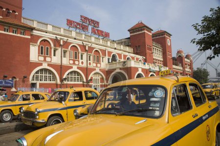 Téléchargez les photos : Gare de Howrah ; Scène de rue ; Calcutta Kolkata ; Bengale-Occidental ; Inde - en image libre de droit