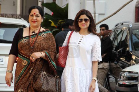 Foto de Shamita Shetty, actriz india, actriz de Bollywood, modelo india, diseñadora de interiores, madre, Sunanda Shetty, fiesta de cumpleaños, Mumbai, India, 21 de mayo de 2017 - Imagen libre de derechos