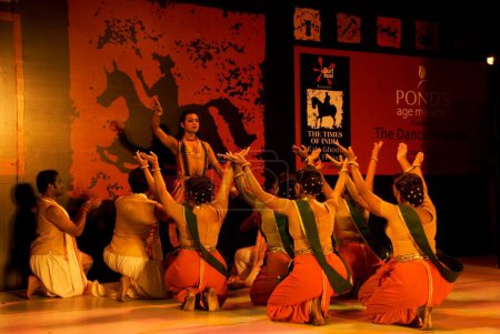 Téléchargez les photos : Danse manipuri au festival d'art Kalaghoda ; Bombay maintenant Mumbai, Maharashtra, Inde - en image libre de droit