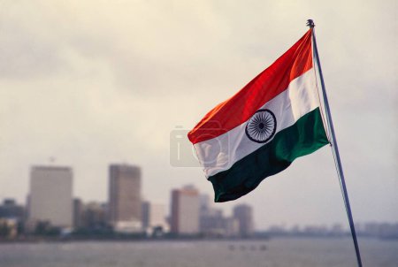 Indische Flaggen wehen, Bomben-Skyline, Bomben-Mumbai, Maharashtra, Indien 