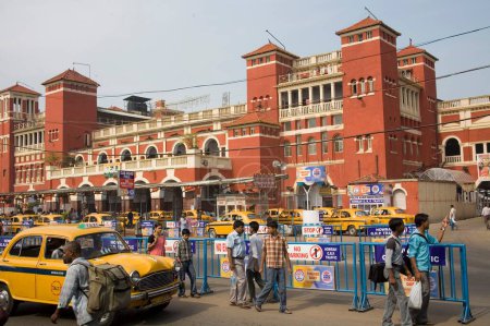 Téléchargez les photos : Gare de Howrah ; Scène de rue ; Calcutta Kolkata ; Bengale-Occidental ; Inde - en image libre de droit