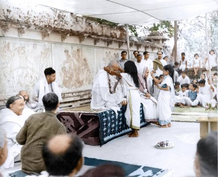 Téléchargez les photos : Mahatma Gandhi et Kasturba Gandhi pendant la réception, Santiniketan, Bengale occidental, Inde, Asie, 18 février 1940 - en image libre de droit