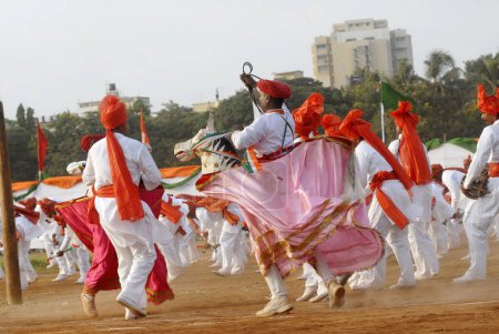 Téléchargez les photos : Les danseurs exécutent la danse folklorique maharashtrienne pendant le spectacle annuel de tatouage de police de Mumbai au parc Shivaji à Bombay maintenant Mumbai, Maharashtra, Inde - en image libre de droit