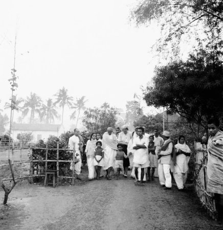 Téléchargez les photos : Pyarelal Nayar ; Sushila Nayar ; Mahatma Gandhi et d'autres vont prier à Khadi Pratishthan ; Sodepur ; 24 Parganas ; Calcutta ; 1946 ; Inde - en image libre de droit