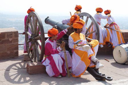 Téléchargez les photos : Danseurs gair d'humeur relax assis sur canon, Jodhpur, Rajasthan, Inde - en image libre de droit