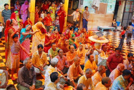Foto de Devotos celebrando Rangpanchmi en el templo Gangshyamji, Jodhpur, Rajastán, India - Imagen libre de derechos