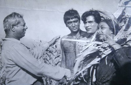 Foto de Sur asiático indio bollywood actores sunil dutt rajendra kumar y actriz nargis dutt con director mehboob khan en hindi película madre india, india - Imagen libre de derechos