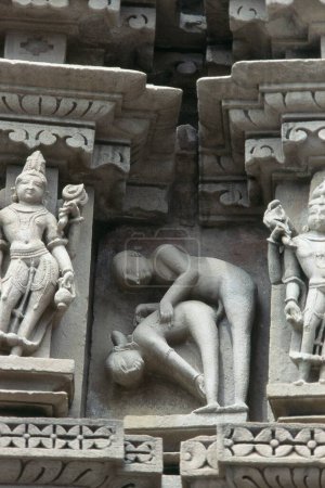 Foto de Tallado erótico en el Templo Devi Jagadambi, Khajuraho, Madhya Pradesh, India, Asia - Imagen libre de derechos
