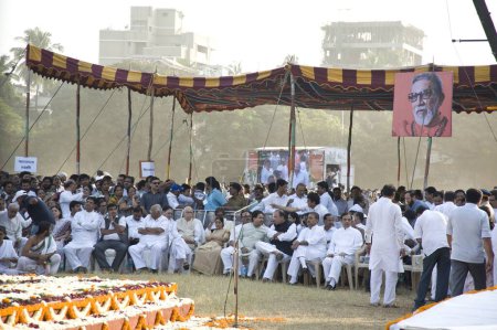 Téléchargez les photos : VIP assister aux funérailles de Balasaheb Thackeray au parc shivaji dadar mumbai maharashtra Inde - en image libre de droit