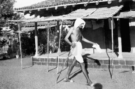 Téléchargez les photos : Mahatma Gandhi devant Adi Niwas à l'Ashram de Sevagram, 1940 NO MR - en image libre de droit