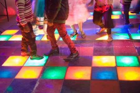 Téléchargez les photos : Enfants sur piste de danse disco Inde Asie - en image libre de droit