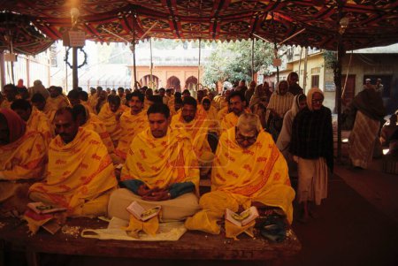 Téléchargez les photos : Brahmanes chantant ramayana écritures livre en neuf jours 9, varanasi, uttar pradesh, Inde - en image libre de droit
