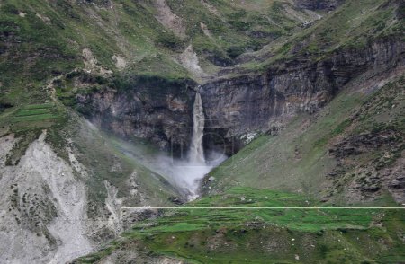 Téléchargez les photos : Cascade Sissu ; Lahul et Spiti ; Himachal Pradesh ; Inde - en image libre de droit