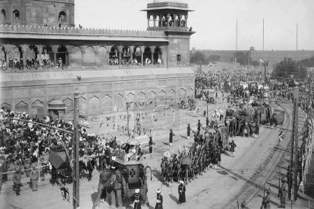 Téléchargez les photos : Photo vintage de la procession de Lord Hardinge britannique, Delhi, Asie, Inde, 1912 - en image libre de droit
