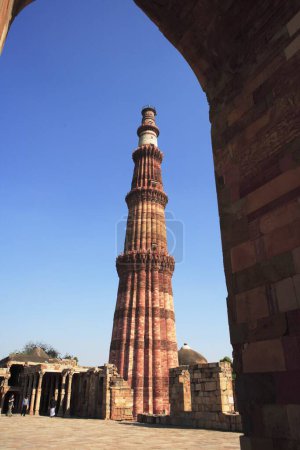 Mezquita Quwwat-ul-Islam y Qutb Minar construido en 1311 torre de arenisca roja, arte indomusulmán, sultanato de Delhi, Delhi, India Patrimonio de la Humanidad por la UNESCO