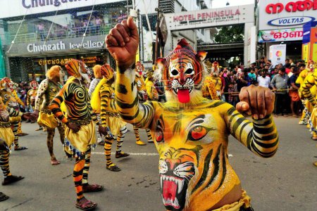 Foto de Procesión de danza del tigre Pulikali, festival Onam, Thrissur, Kerala, India, Asia - Imagen libre de derechos