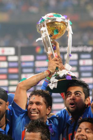 Téléchargez les photos : Le cricket indien Sachin Tendulkar c célèbre avec le trophée de la Coupe du monde ICC après avoir battu le Sri Lanka lors du match final de la Coupe du monde de cricket 2011 de la CCI au stade Wankhede à Mumbai le 2 avril 2011 L'Inde a battu le Sri Lanka par six guichets - en image libre de droit