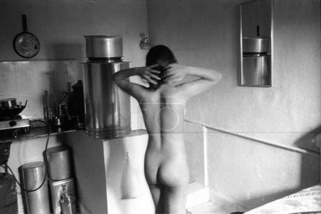 Foto de Mujer desnuda en el baño, blanco y negro - Imagen libre de derechos