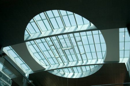 Téléchargez les photos : Plafond intérieur pour la lumière naturelle de l'aéroport international de Dubaï, Dubaï Moyen-Orient Émirats arabes unis - en image libre de droit