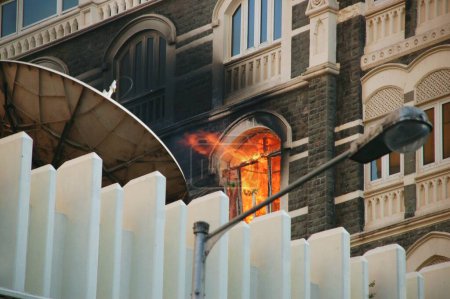 Foto de Incendio dentro del hotel taj mahal tras ataque terrorista de muyahidines decanos, Bombay Mumbai, Maharashtra, India 26 de noviembre de 2008 - Imagen libre de derechos