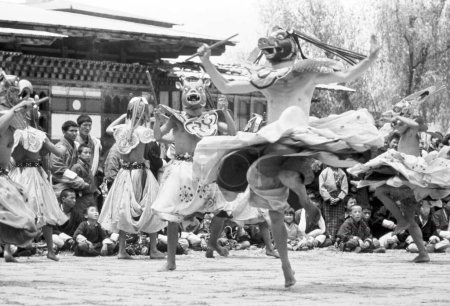 Téléchargez les photos : Danseuse en plénitude se produit au festival Thetchu dans la cour du Dzong à Paro, au Bhoutan - en image libre de droit