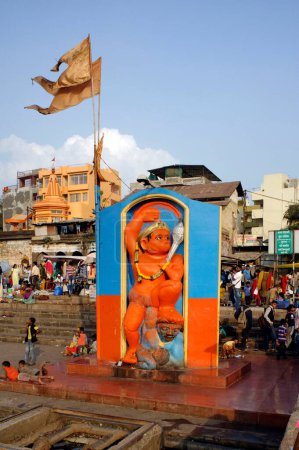 Téléchargez les photos : Idole de hanuman rive de godavari rivière nashik Maharashtra Inde Asie - en image libre de droit