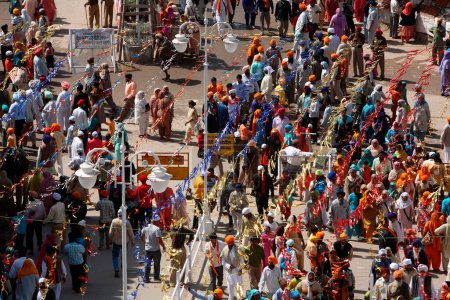 Foto de Vista aérea de los devotos en su camino a Gurudwara de Anandpur Sahib durante el festival Hola Mohalla en el distrito de Rupnagar, Punjab, India - Imagen libre de derechos