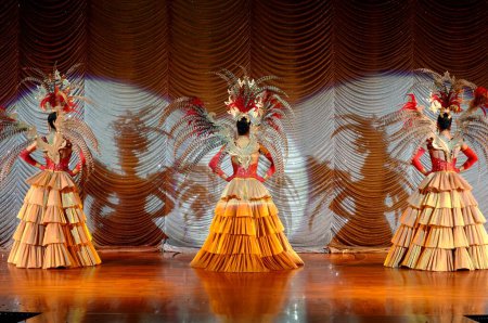 Téléchargez les photos : Femmes dansant sur scène pendant le Alcazar Show à Pattaya, Thaïlande, Asie du Sud-Est - en image libre de droit