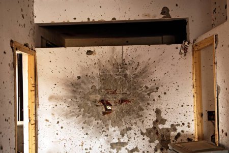 Téléchargez les photos : Explosion de grenade et coups de feu au centre communautaire juif de nariman House par des terroristes moudjahidines du deccan à Bombay Mumbai, Maharashtra, Inde - en image libre de droit