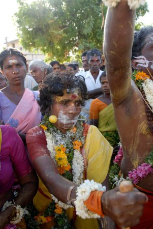 Téléchargez les photos : Des dévots en transe dansent en apparence extasiée éclat divin impressionnant sur le visage, festival Vaikasi Visakam, Tirupparankundram, Tamil Nadu, Inde - en image libre de droit