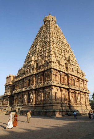 Foto de La Vimana de 217 pies de altura sobre el Santuario es una estructura de 13 pisos; Templo Chola del siglo X Patrimonio de la Humanidad por la UNESCO; Thanjavur; Tamil Nadu; India - Imagen libre de derechos
