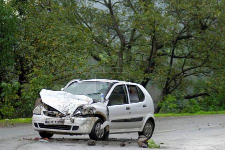 Téléchargez les photos : Dommages causés à la voiture par accident à Malshej Ghat, Maharashtra, Inde - en image libre de droit