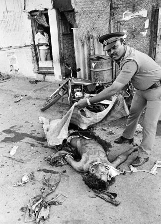 Foto de Muertos y policía de Mumbai; Bombay Mumbai; Maharashtra; India - Imagen libre de derechos