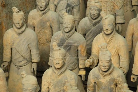 Téléchargez les photos : Statues de guerriers en terre cuite dans la fosse 1 ; armée en terre cuite ; dynastie Qin ; Xian ; Chine - en image libre de droit