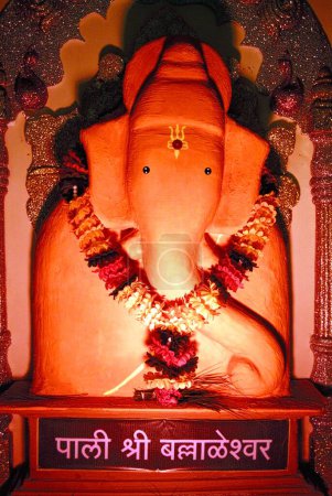 Téléchargez les photos : Réplique de l'idole de shree ballaleshwar de pali l'un des ashtvinayak lord ganesh pour le festival ganpati à Pune, Maharashtra, Inde - en image libre de droit
