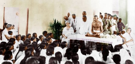 Foto de Mahatma Gandhi dirigiéndose a los alumnos de la escuela misionera, Madras, Tamil Nadu, India, Asia, 1927 - Imagen libre de derechos