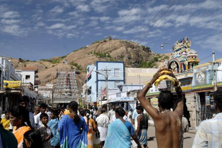 Foto de Tirupparankundram gopuram and hill, Tirupparankundram, Tamil Nadu, India - Imagen libre de derechos