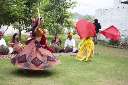 Foto de Mujer realizando danza, pushkar, rajasthan, india, asia - Imagen libre de derechos